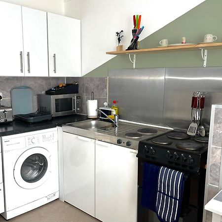Crescent Apartment - Modern 1 Bedroom First Floor Goodmayes Екстер'єр фото