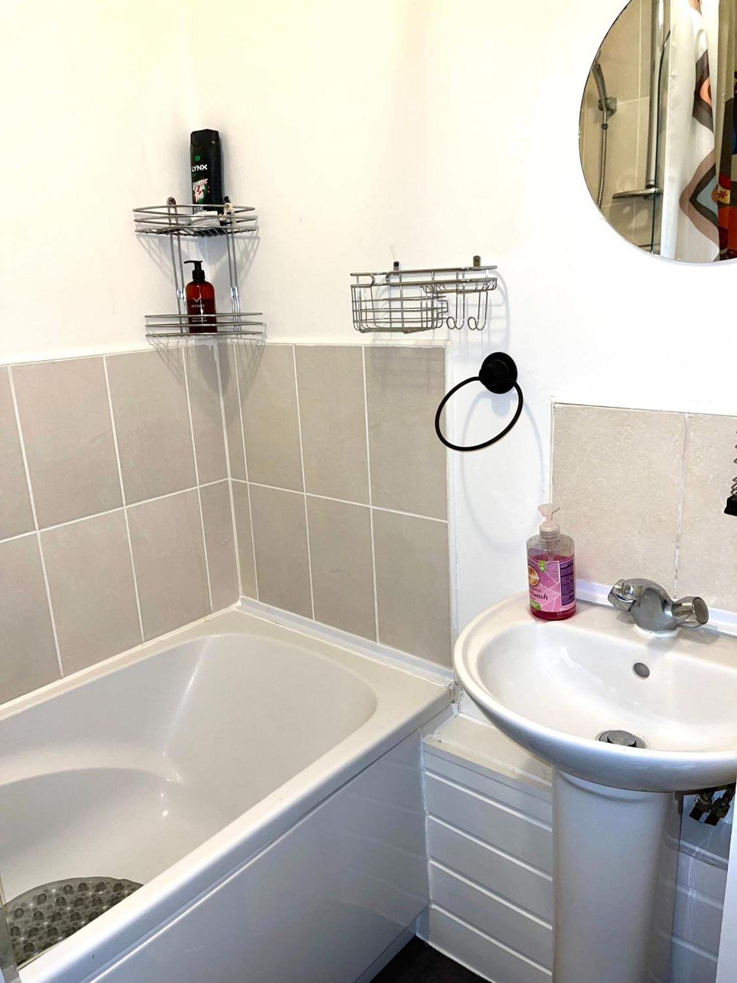 Crescent Apartment - Modern 1 Bedroom First Floor Goodmayes Екстер'єр фото