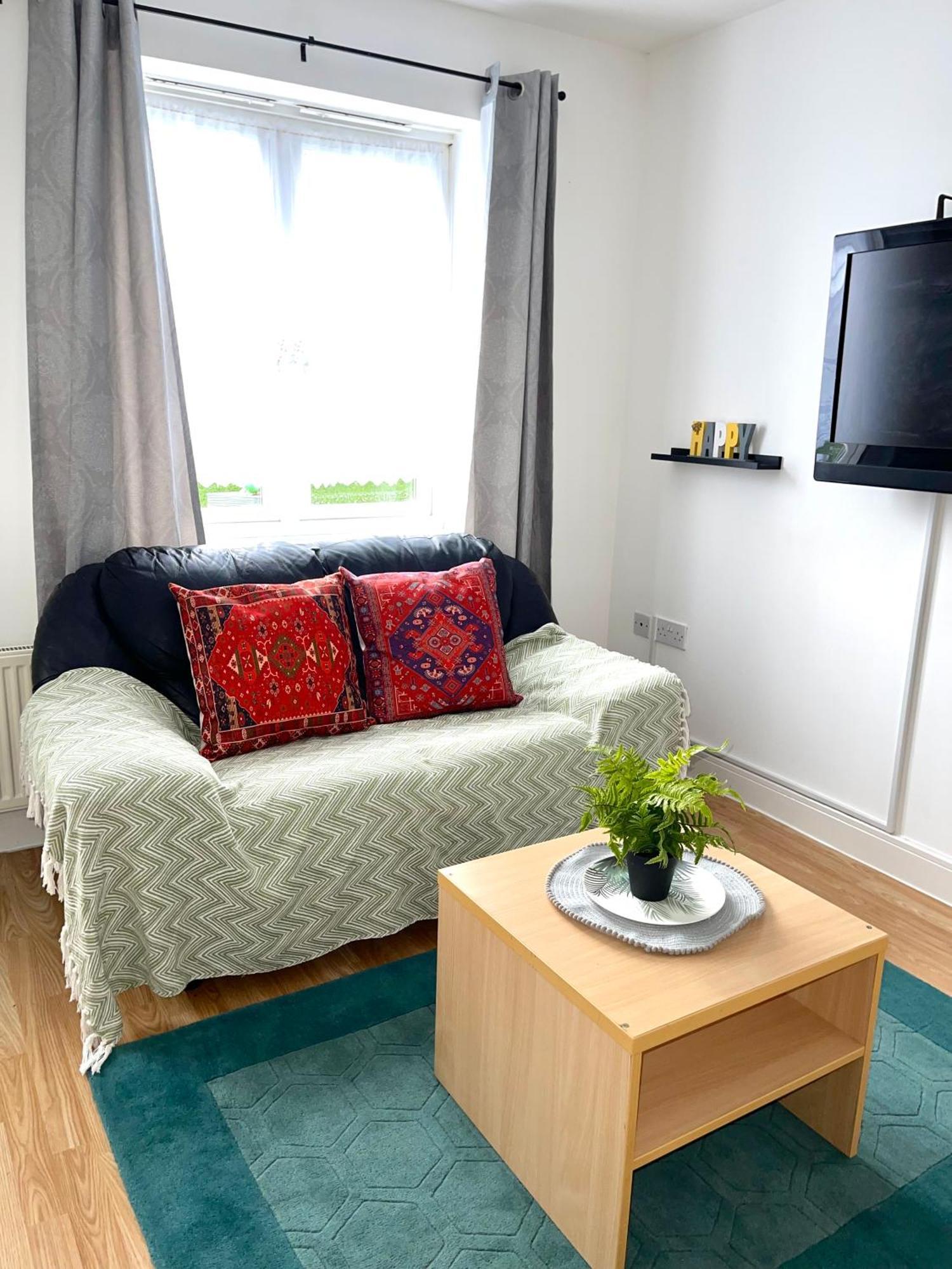 Crescent Apartment - Modern 1 Bedroom First Floor Goodmayes Екстер'єр фото