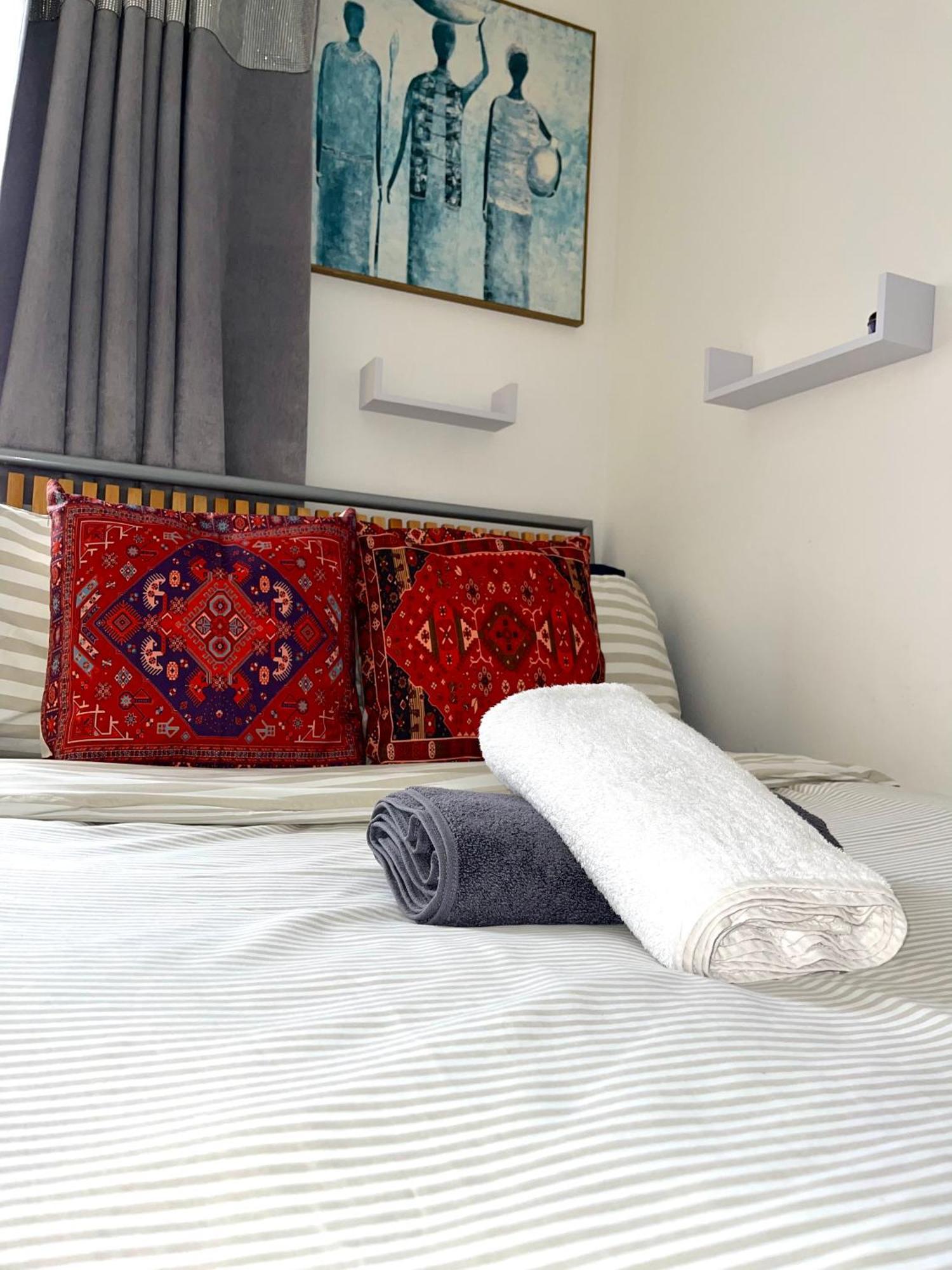 Crescent Apartment - Modern 1 Bedroom First Floor Goodmayes Екстер'єр фото